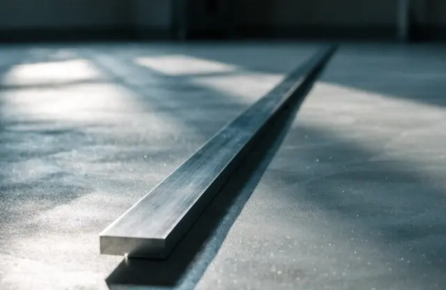 Visualisierung einer Aluminium-Richtlatte auf einem Boden im streifenden Licht; unter der Kante ist ein schmaler Lichtspalt sichtbar.